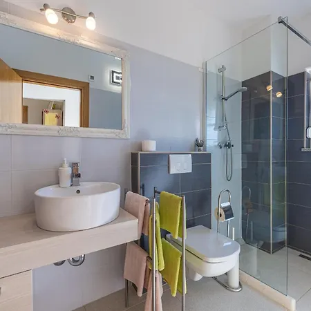4 Bedroom Renata Near Porec Kastelir
