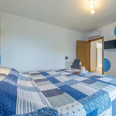 Vila 4 Bedroom Renata Near Porec Kastelir