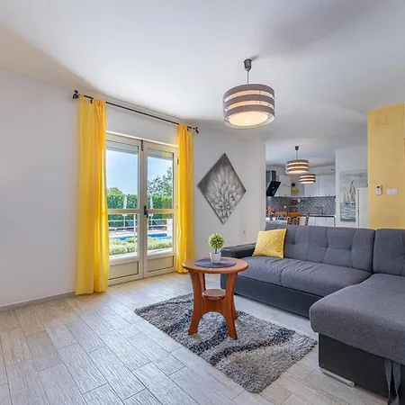 Vila 4 Bedroom Renata Near Porec Kastelir