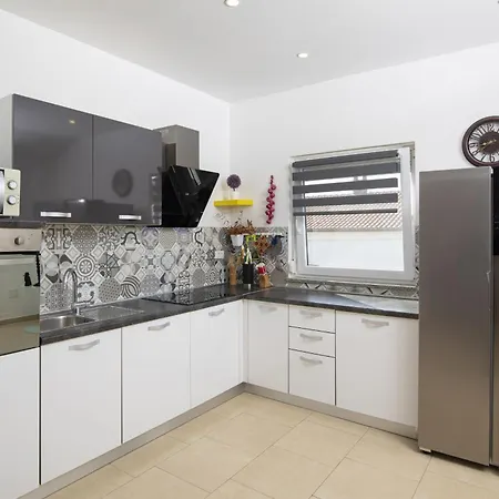 4 Bedroom Renata Near Porec 빌라 *