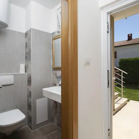 4 Bedroom Renata Near Porec Kaštelir