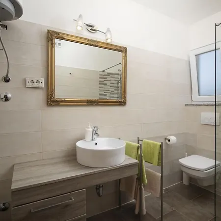 4 Bedroom Renata Near Porec 빌라 *