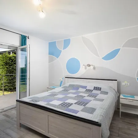 4 Bedroom Renata Near Porec 빌라 *